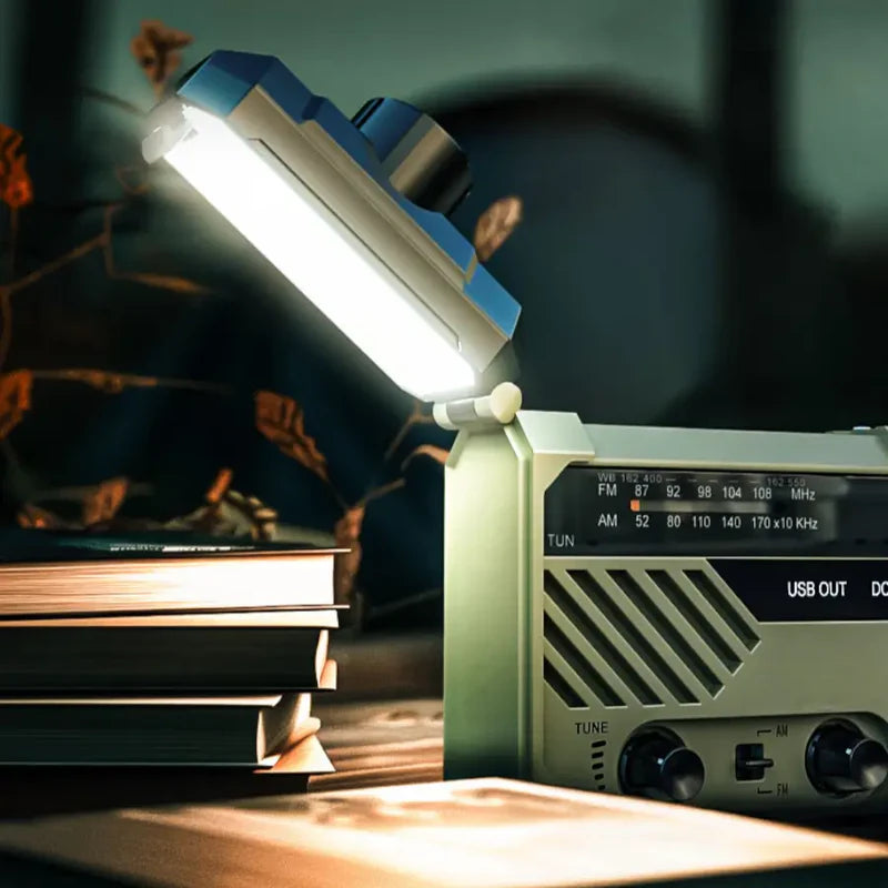 Radio de emergencia alimentada por energía solar y manivela.